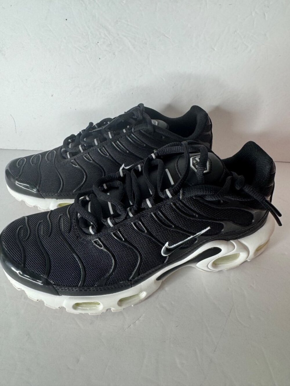 Nike Air Max Plus Sneakers Shoes Women's US 6.5 EU 37.5 NIB Black White - Picture 4 of 8